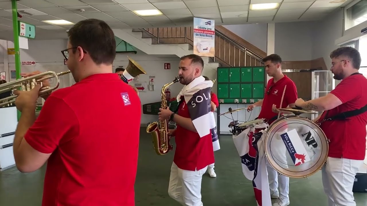 🌅Una charanga irrumpe en el supermercado Sola Ricca de Sevilla🌅