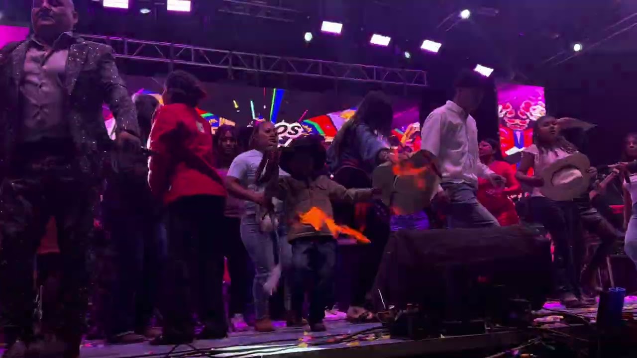 Asiendo su debut el Michapeñito Hernández en Michapa de los reyes bailando con los rayos de Oaxaca 