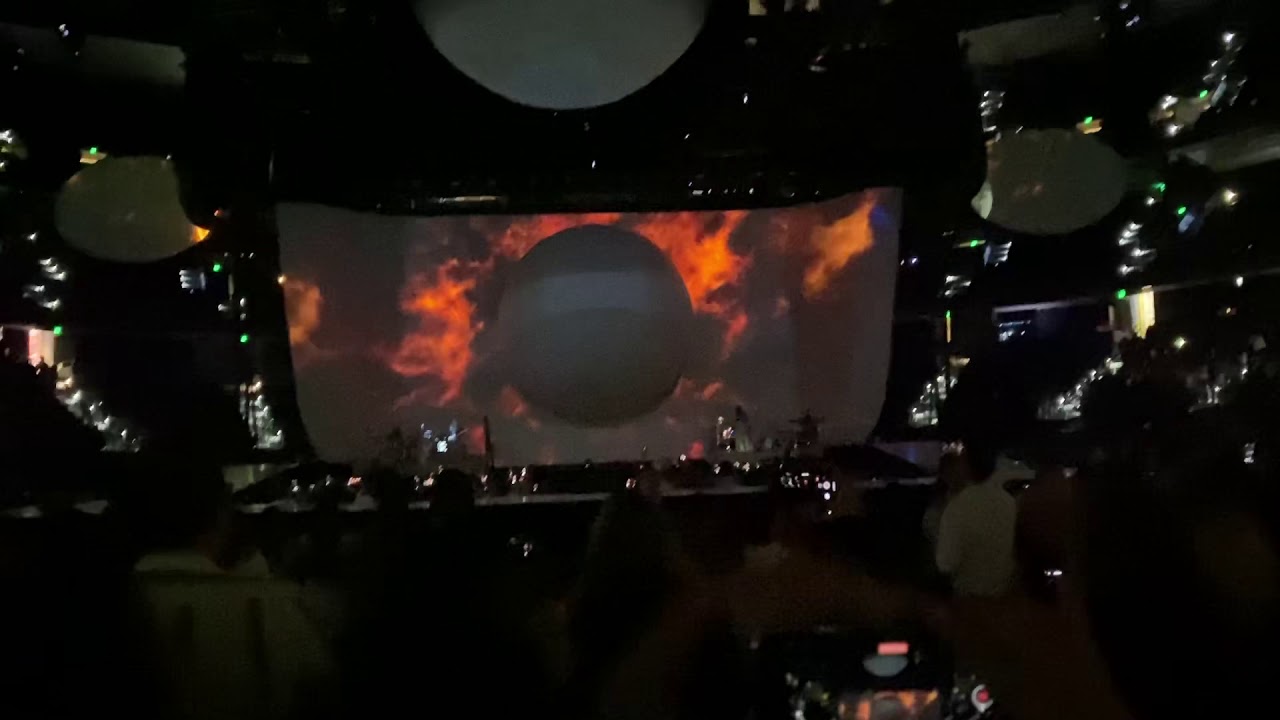 raindrops/god is a woman ( Sweetener World Tour )
