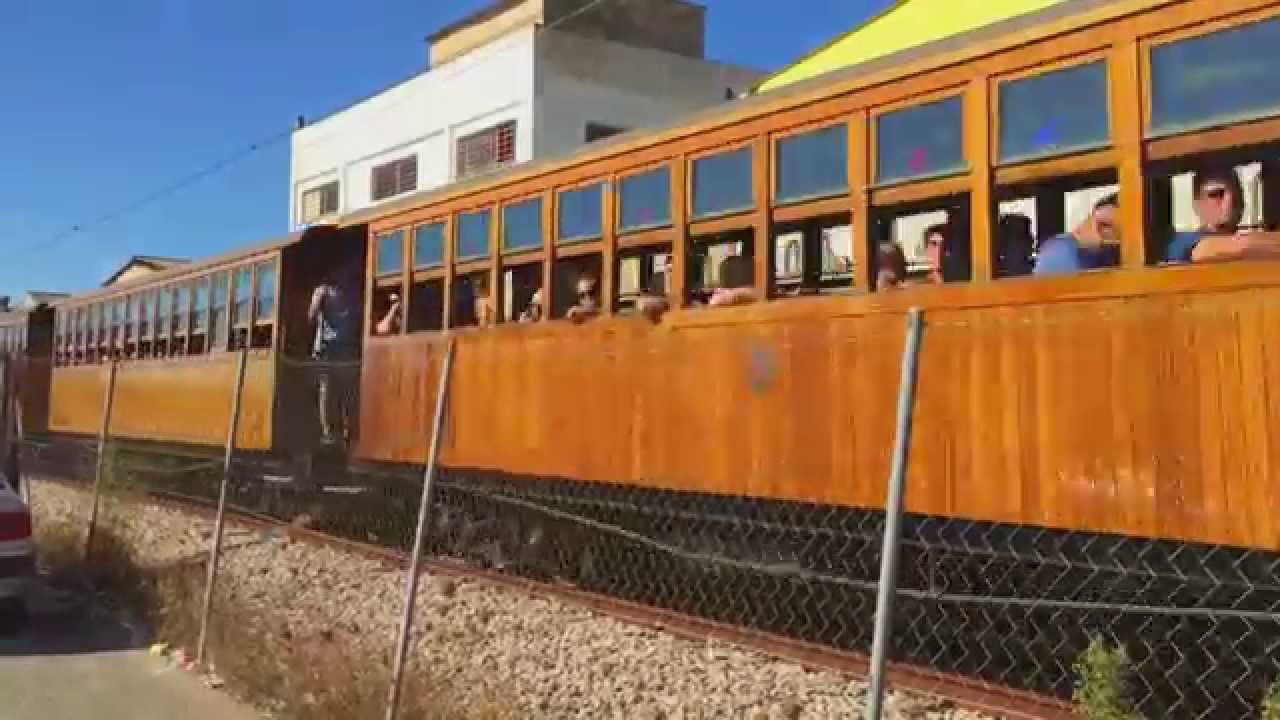 Tren de Sóller a su paso por el polígono industrial