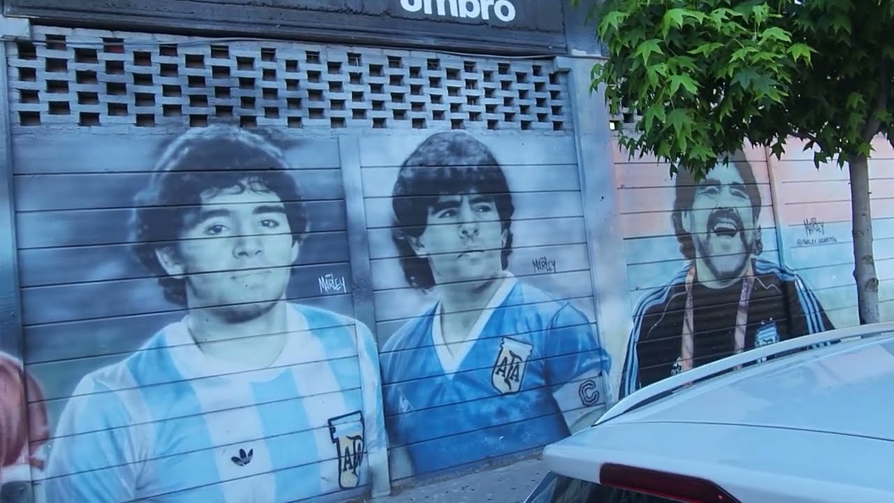 Mostrando los Murales de Maradona de la cancha de Argentinos Juniors