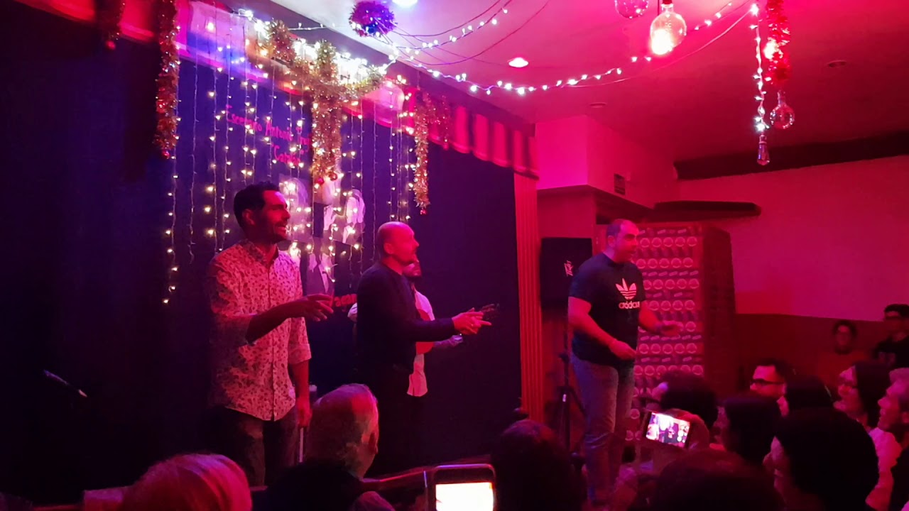 Fali Vila Lali y Jesús Bienvenido cantando entre las flores