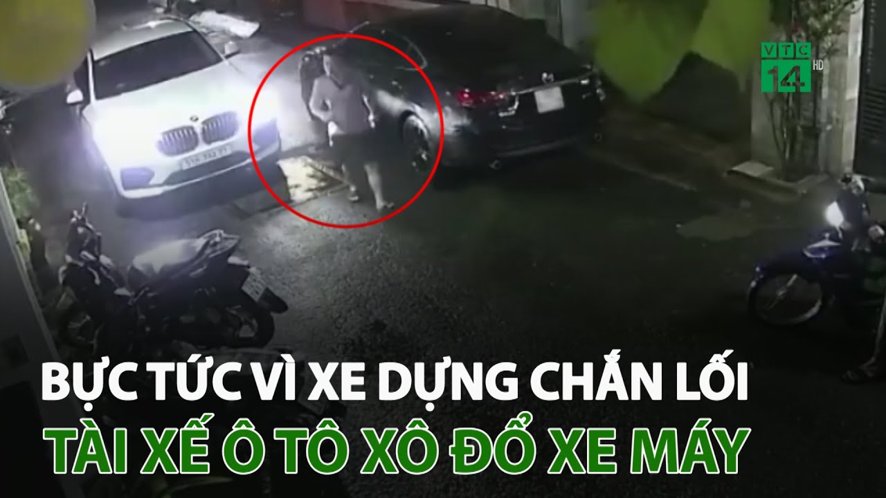 Bực tức v&igrave; xe dựng chắn lối, t&agrave;i xế &ocirc; t&ocirc; x&ocirc; đổ xe m&aacute;y | VTC14