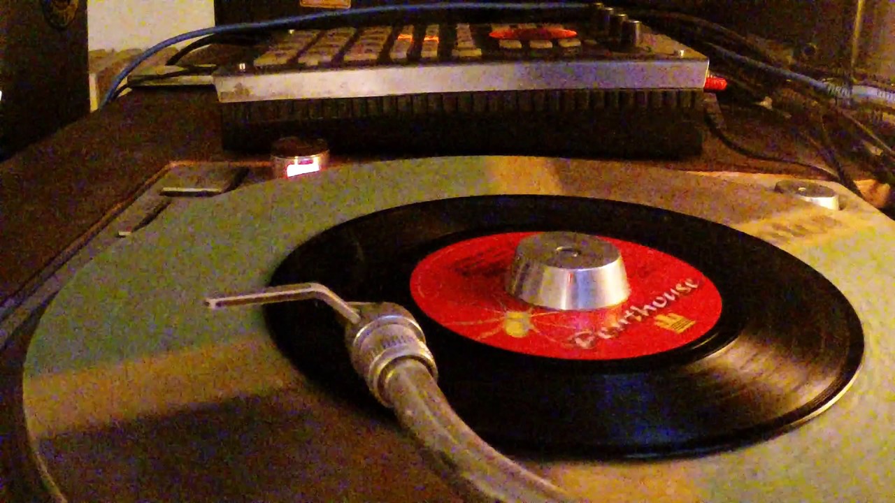 Buju Banton feat.Nicky Burt- Living In Style.
