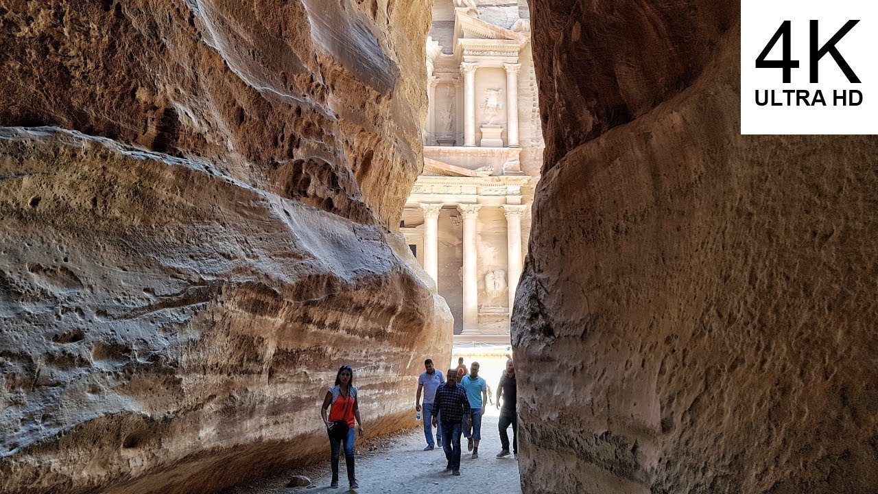 Walking through the gorge into Petra - Jordan (4K)