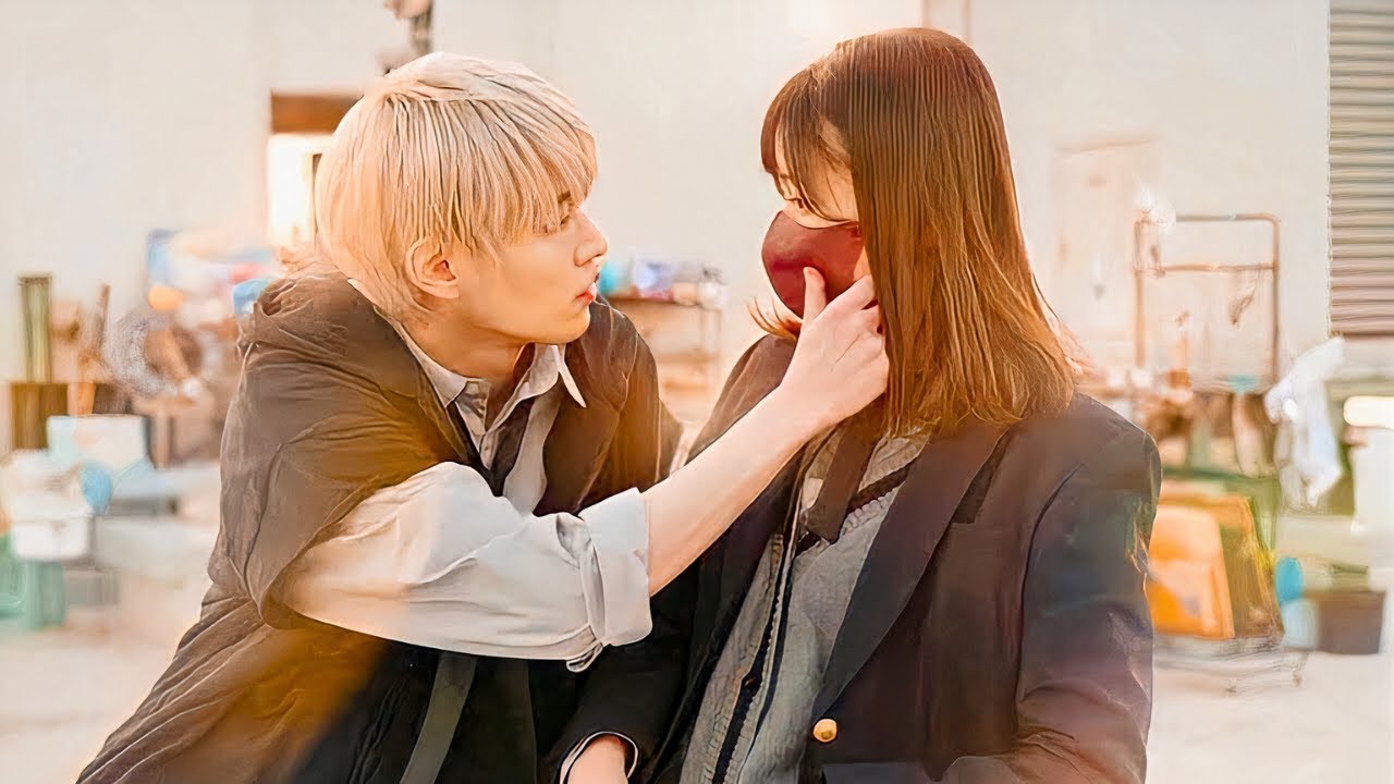 Elle porte un masque pour cacher ses sentiments, mais ce garçon populaire tombe amoureux d'elle