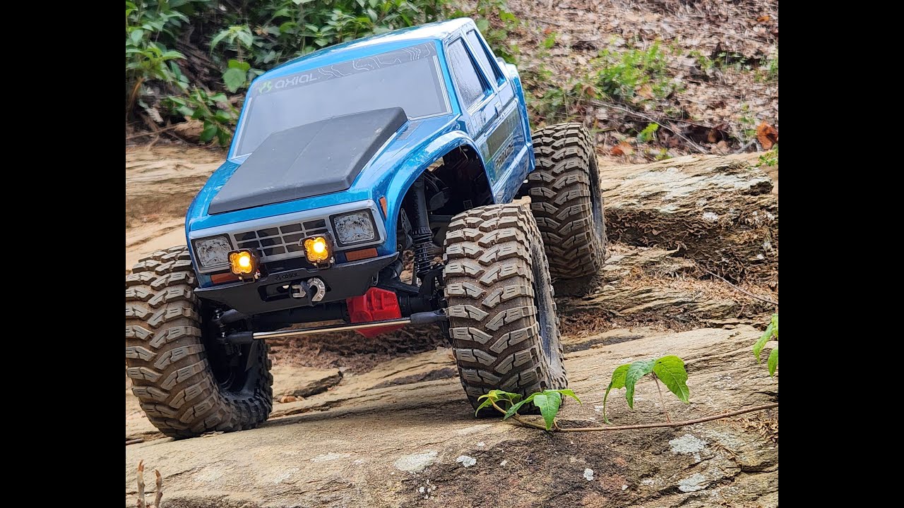 На новую модель Axial Coyote RTR с помощью самодельных приспособлений установлены янтарные бампер...