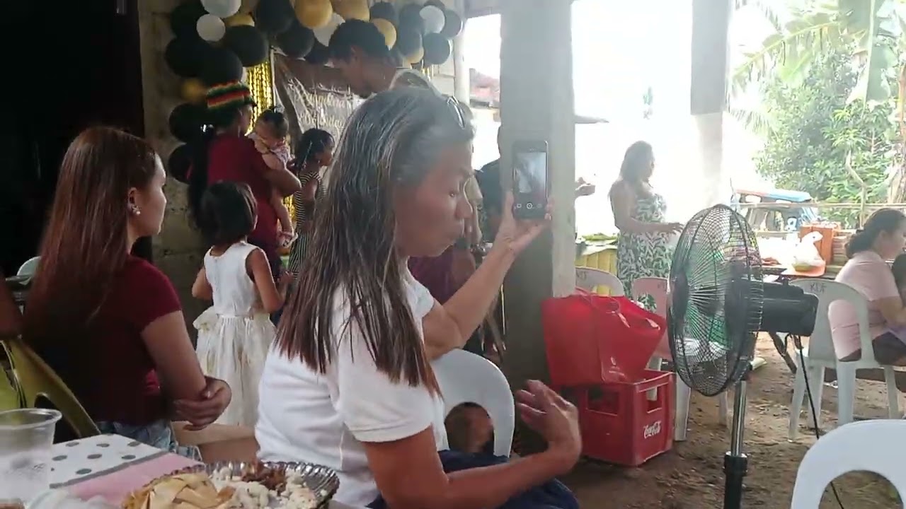 Ayan na may naglalaro na ng balloons 
