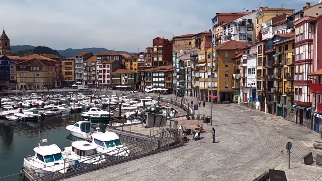 Walking by puerto de 