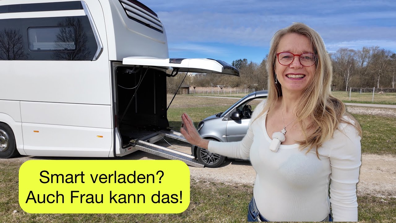Daniela verlädt den Smart im MORELO Empire GB. Autoverlad beim Reisemobilhafen Bad Dürrheim.