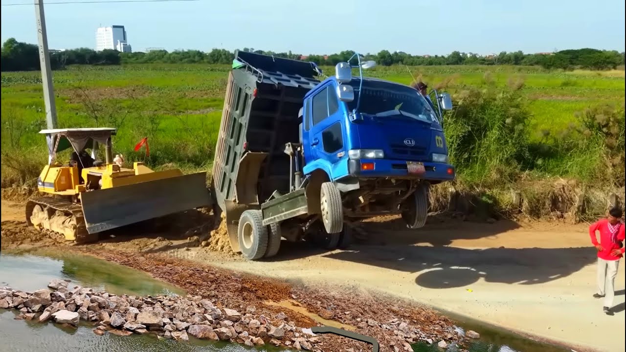 Incredible landfill! Mix! Dump 5ton Drive Back Uploading Landslide Overturned! Rescue Bulldozer KOM…