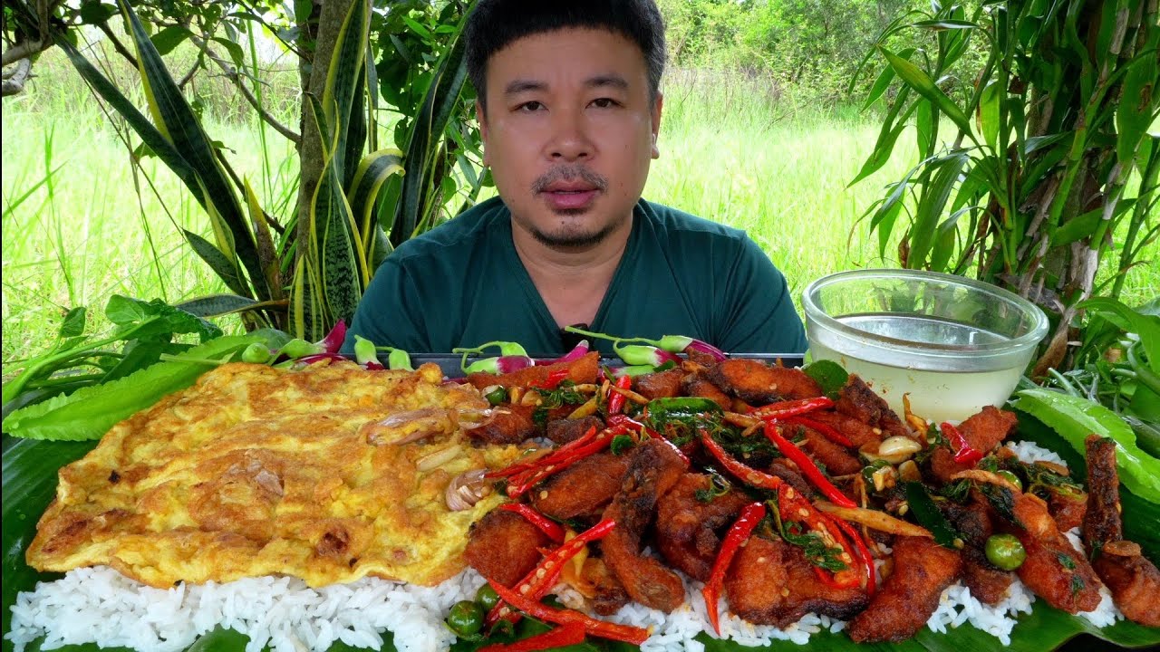 ผัดเผ็ดปลานิลไข่เจียวกระเทียมข้าวสวยร้อนๆ#food