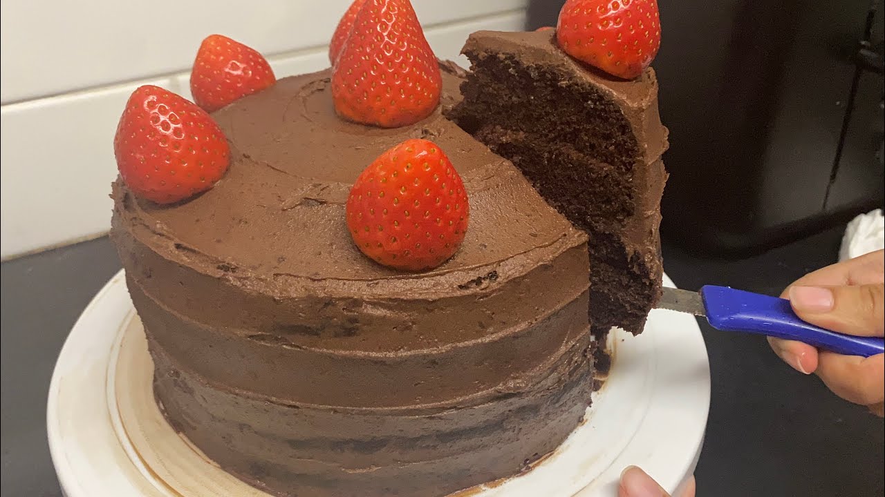 the *tastiest* chocolate fudge cake recipe | fudgy, soft and tasty