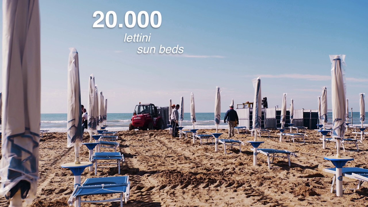 BIBIONE SPIAGGIA SRL. L’ALLESTIMENTO DELLA SPIAGGIA - THE SETTING UP OF THE BEACH