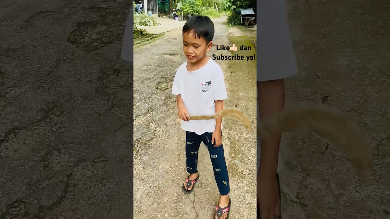 Kreatif!! Rafif dan teman bikin Celurit mainan dari kardus dan pipa.. 