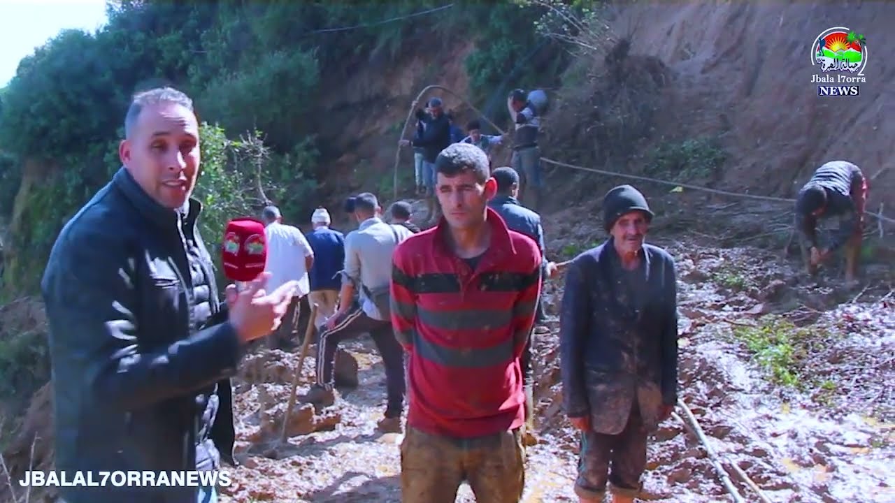ساكنة دوار عين بوعسة تفك العزلة بأياديها… في زمن الآليات عادوا لزمن 