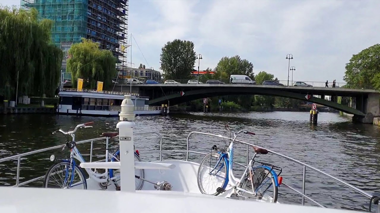In Zeitraffer: Mit dem Boot über die Spree durch Berlin
