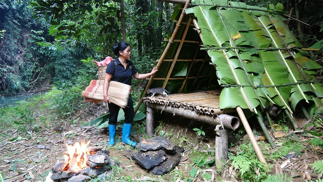 Timelapse: 30 days Homeless girl survive in the rainforest in makeshift shelter, orphan girl