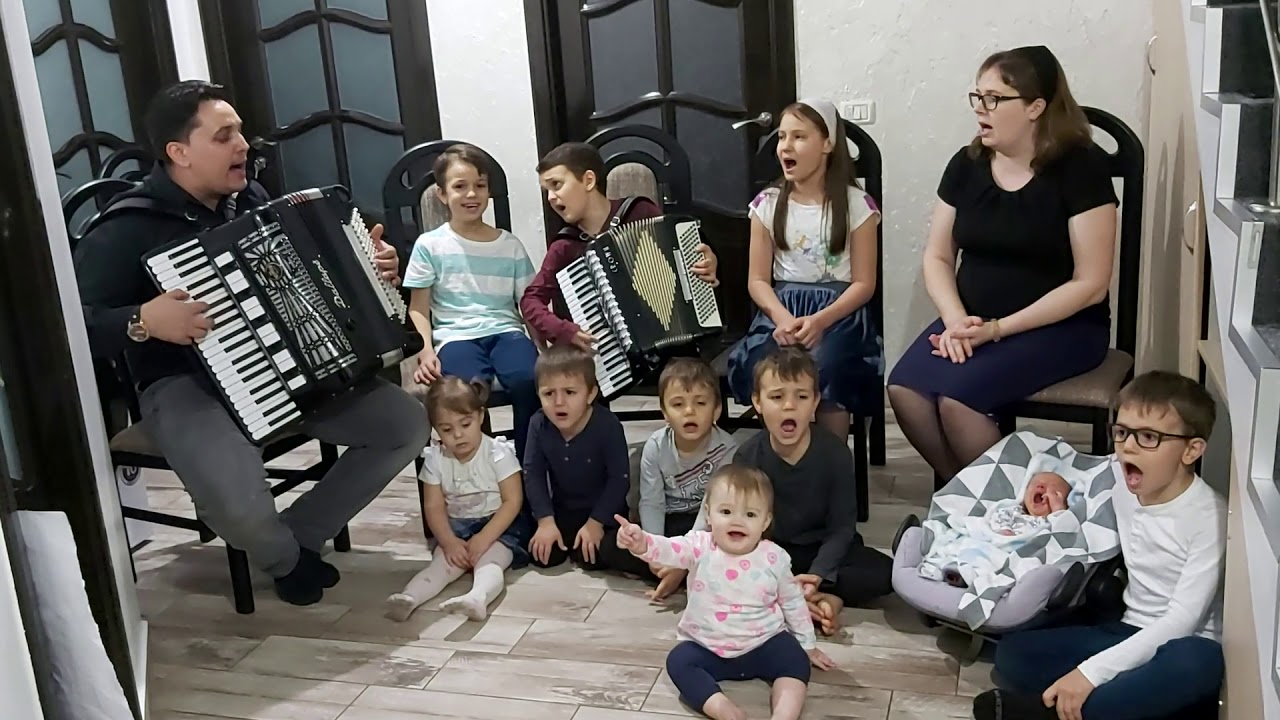 Stelica și Sorina Strugariu împreună cu cei 10 copilași