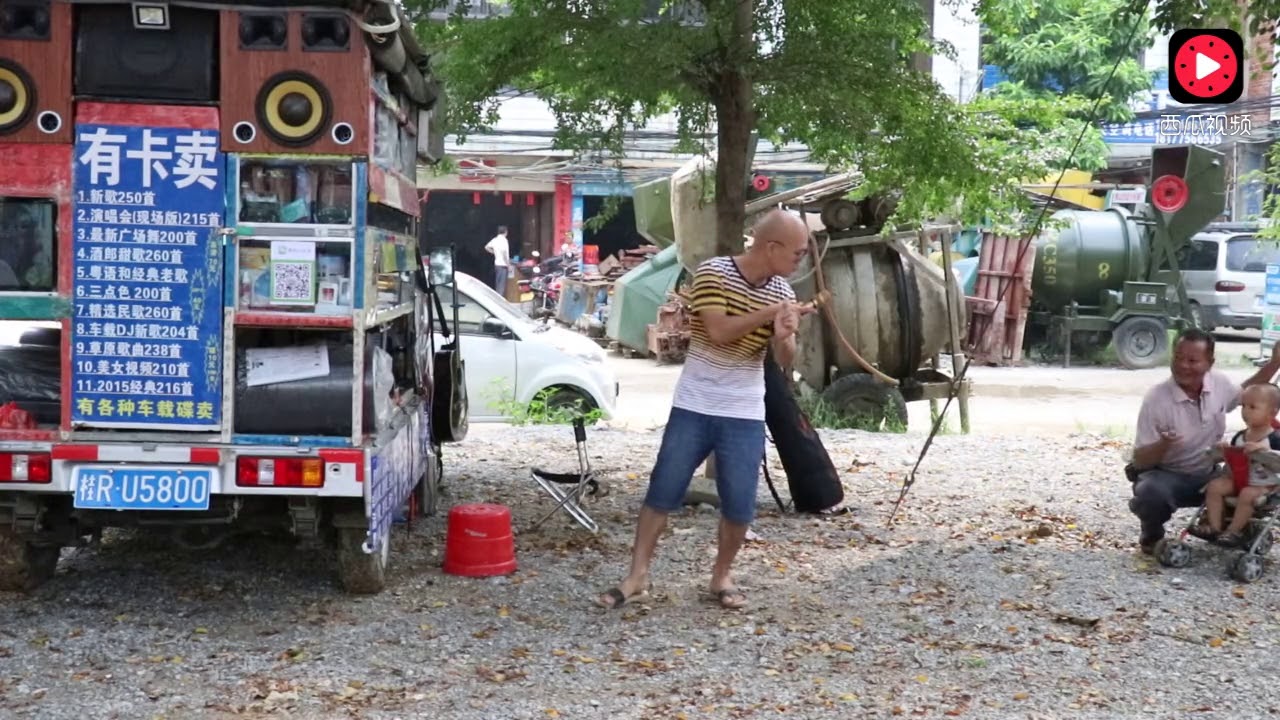 街边歌手一曲《等风等雨我等你》唱出真感情