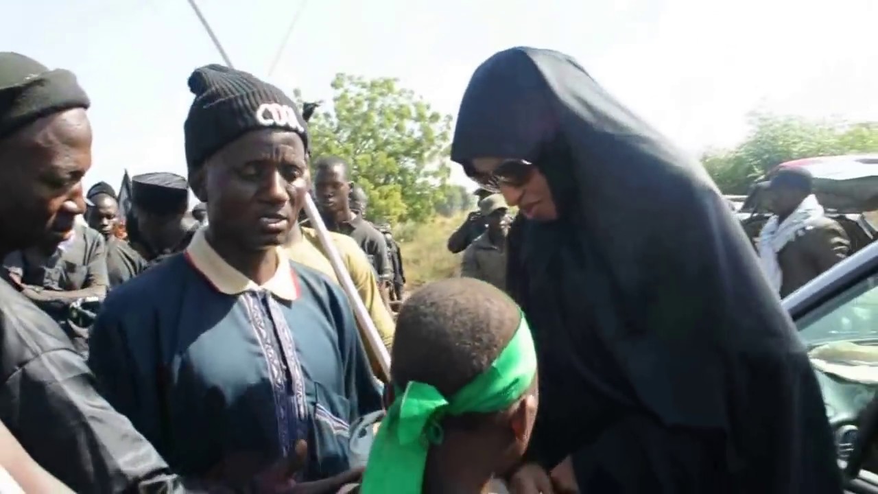 WIFE OF SHEIKH ZAKZAKY  Donating Take away Food to the Symbolic Trekkers.
