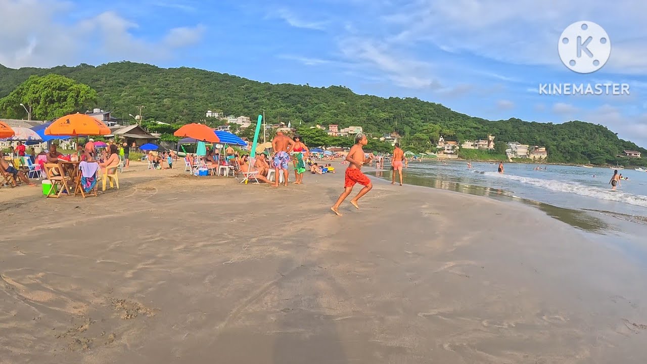 Praia São Miguel muito movimentada Penha SC