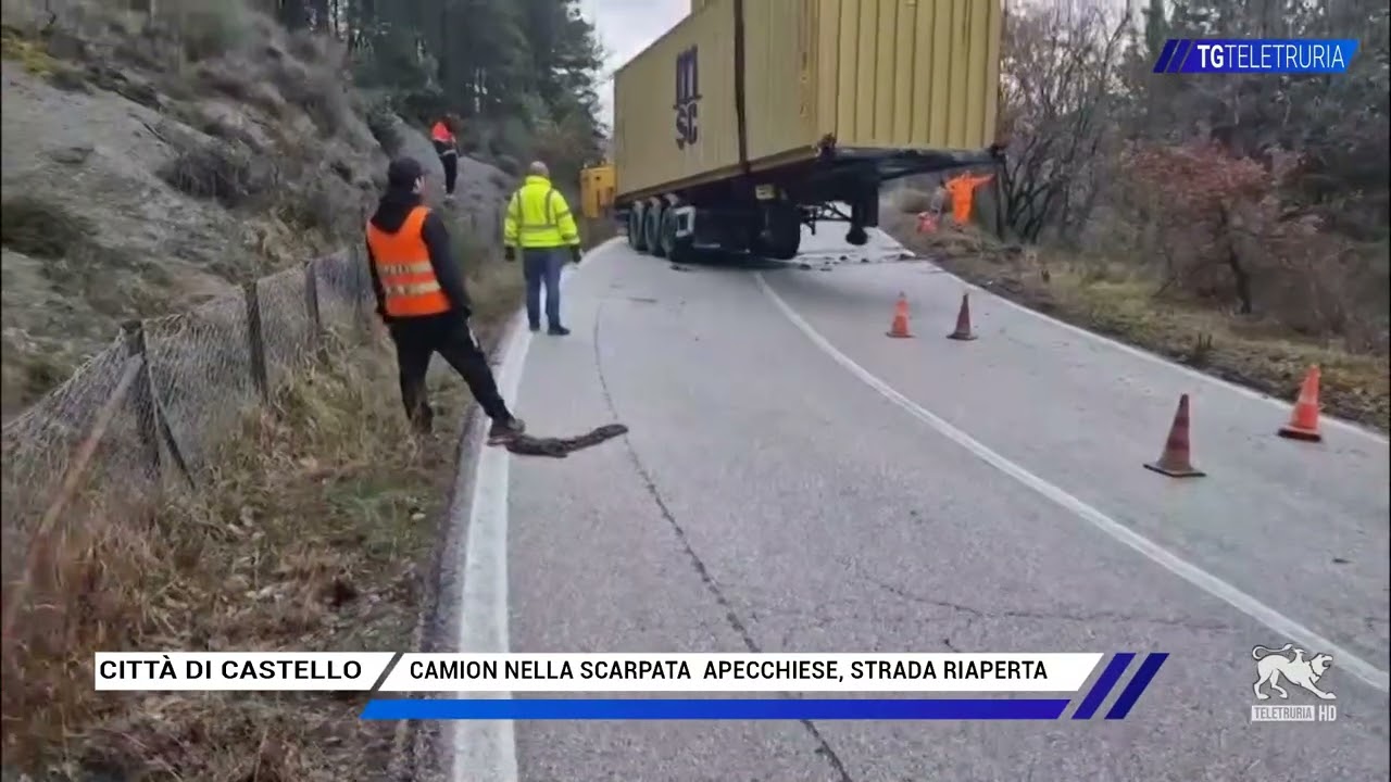 Camion nella scarpata  Apecchiese, strada riaperta