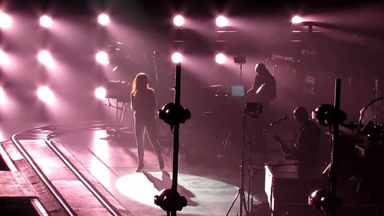 Peter Gabriel & Leslie Feist - Don't Give Up - 12 Oct 2012 - Mohegan Sun Arena, Ucasville, CT.