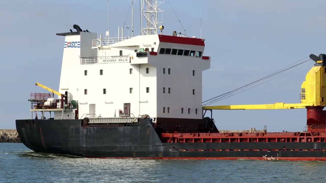 🌊 Генеральный груз в пути &mdash; проход &laquo;Механика Брилина&raquo; в порт. Судно сухогруз