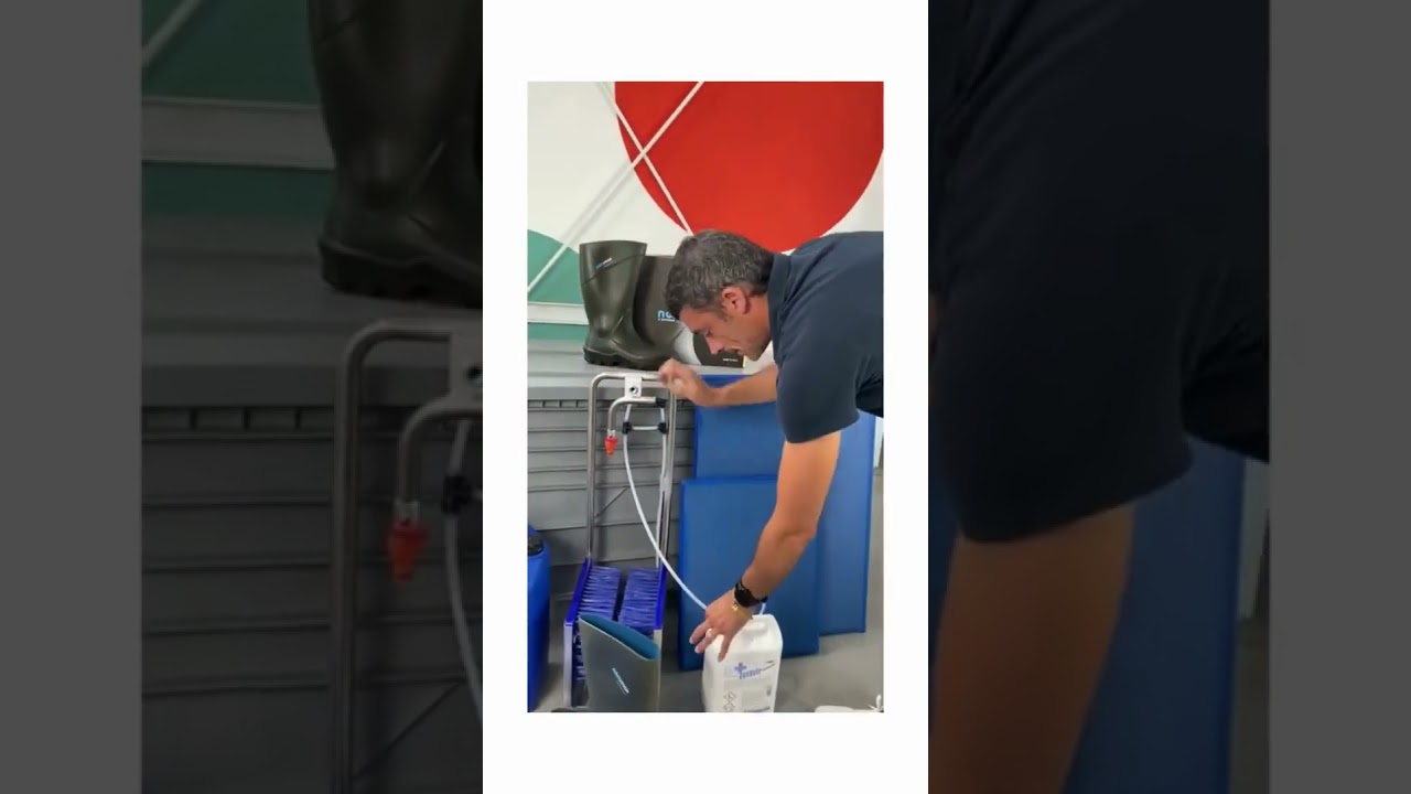 Detersione e disinfezione delle calzature per l'allevamento #disinfettanti #detergenti