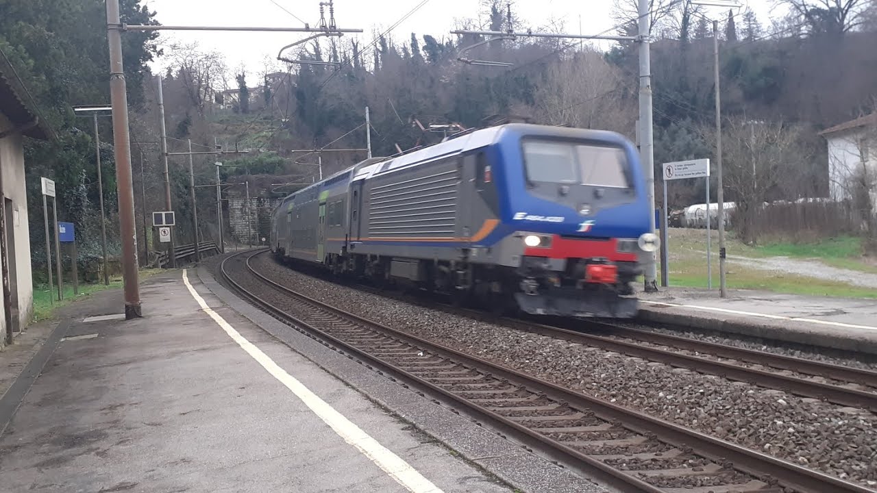 Ľ arrivo e partenza del R 18873 alla stazione di Bucine!