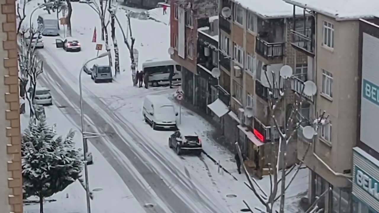 Rampada Arabaların Kar Çilesi