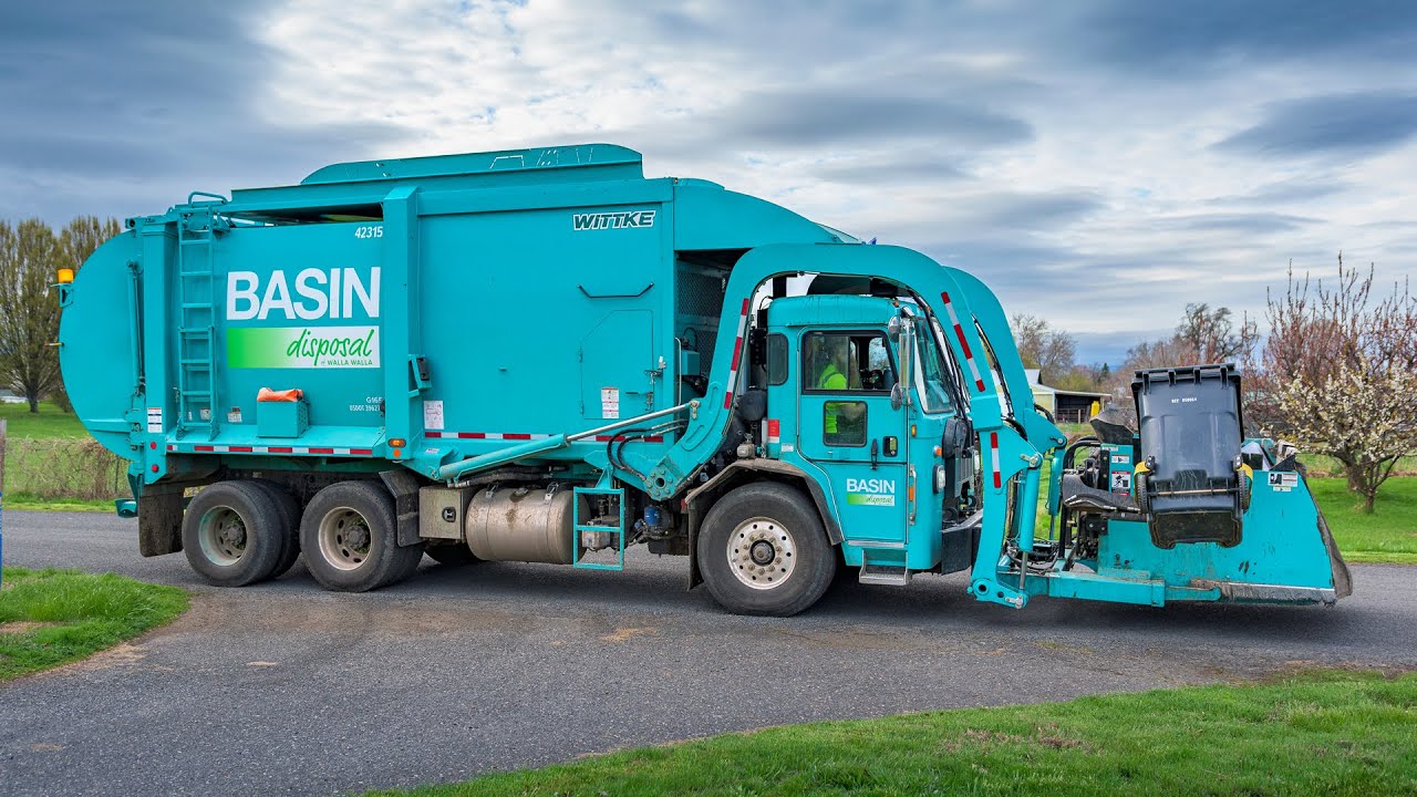 Peterbilt 520 - Wittke Starlight Garbage Truck w/ The Curotto-Can