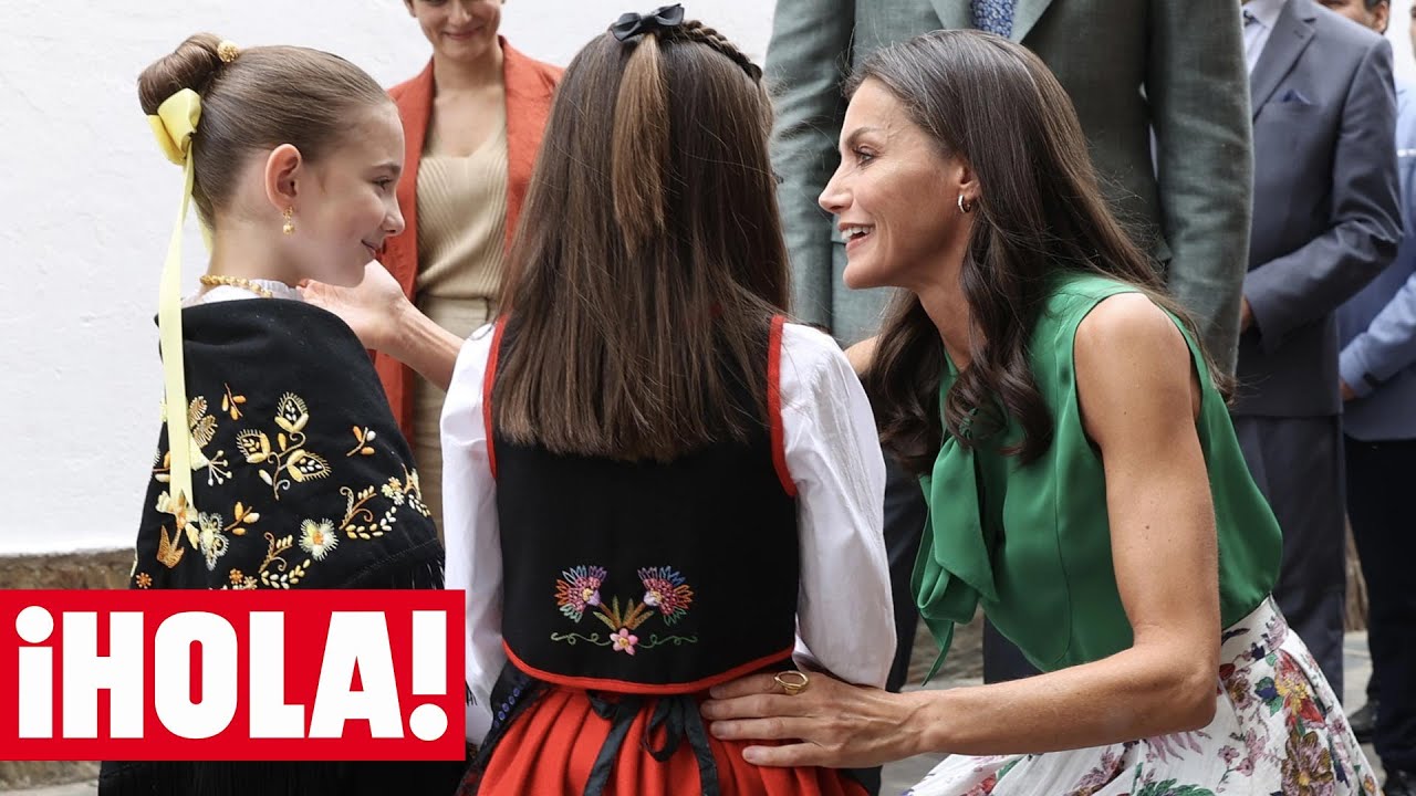 Así ha sido la cariñosa charla de la reina Letizia con unas niñas sobre sus trajes