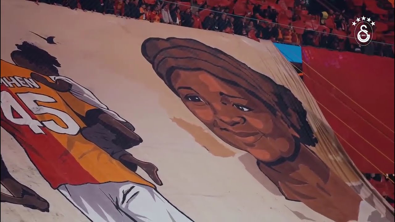 Galatasaray fans honor Osimhen and his family.