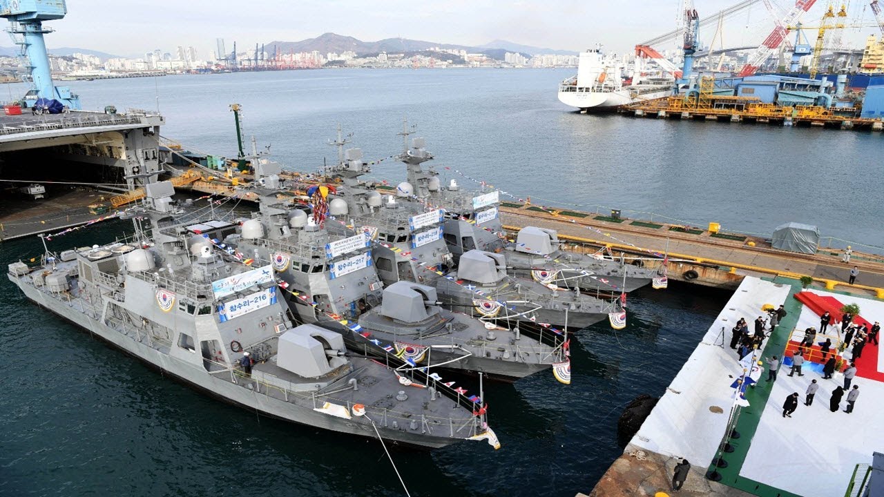 Class new High-speed Boats (PKMR) Equipped with 130mm Guided Rockets are Launched at Once