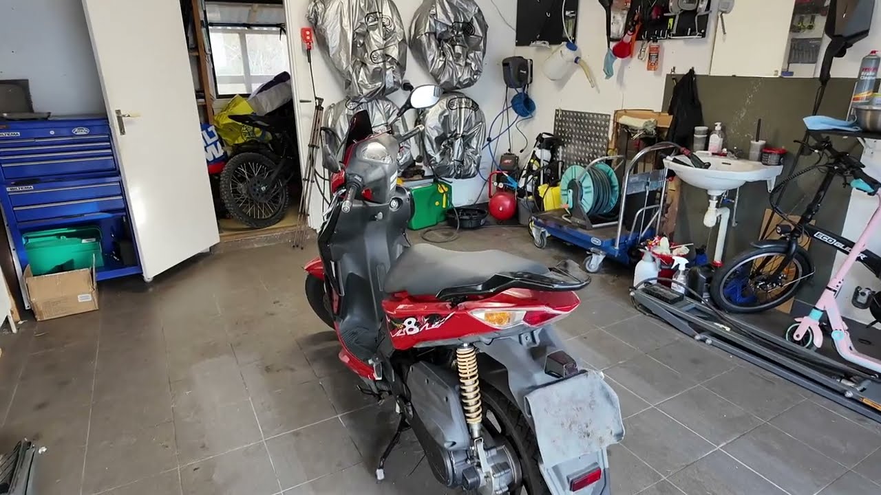 Köpte en Kymco Super 8, utan kick eller elstart. Kan jag fixa den?