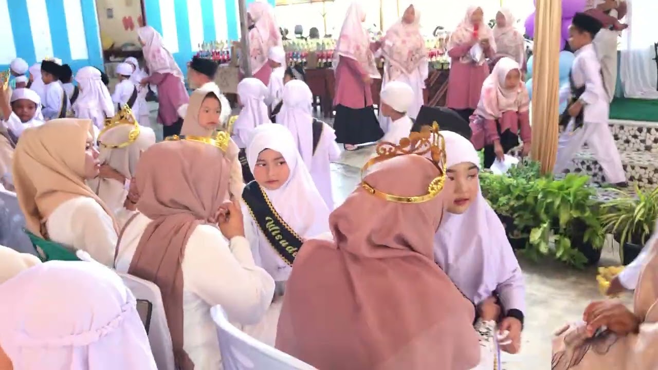 Pemberian mahkota dari siswa/i RA ANAK SHOLEH Kepada kedua orang tua
