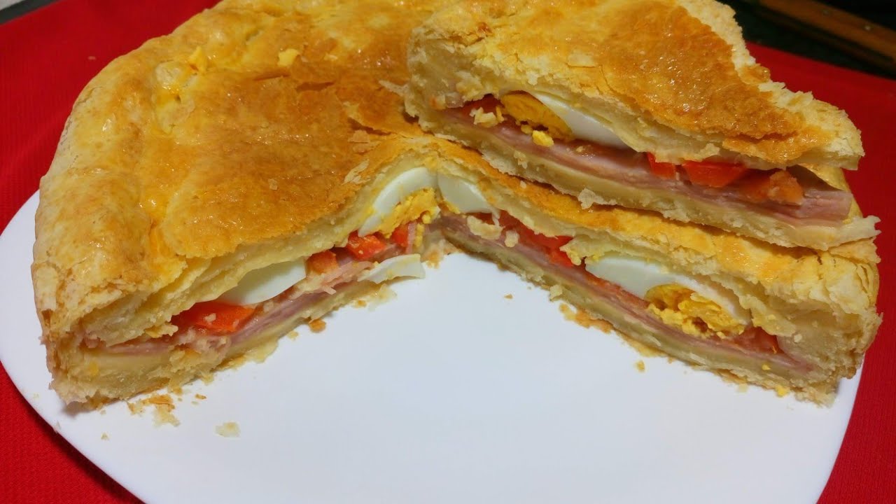 Tarta chivito o torta de jamón y queso completa.
