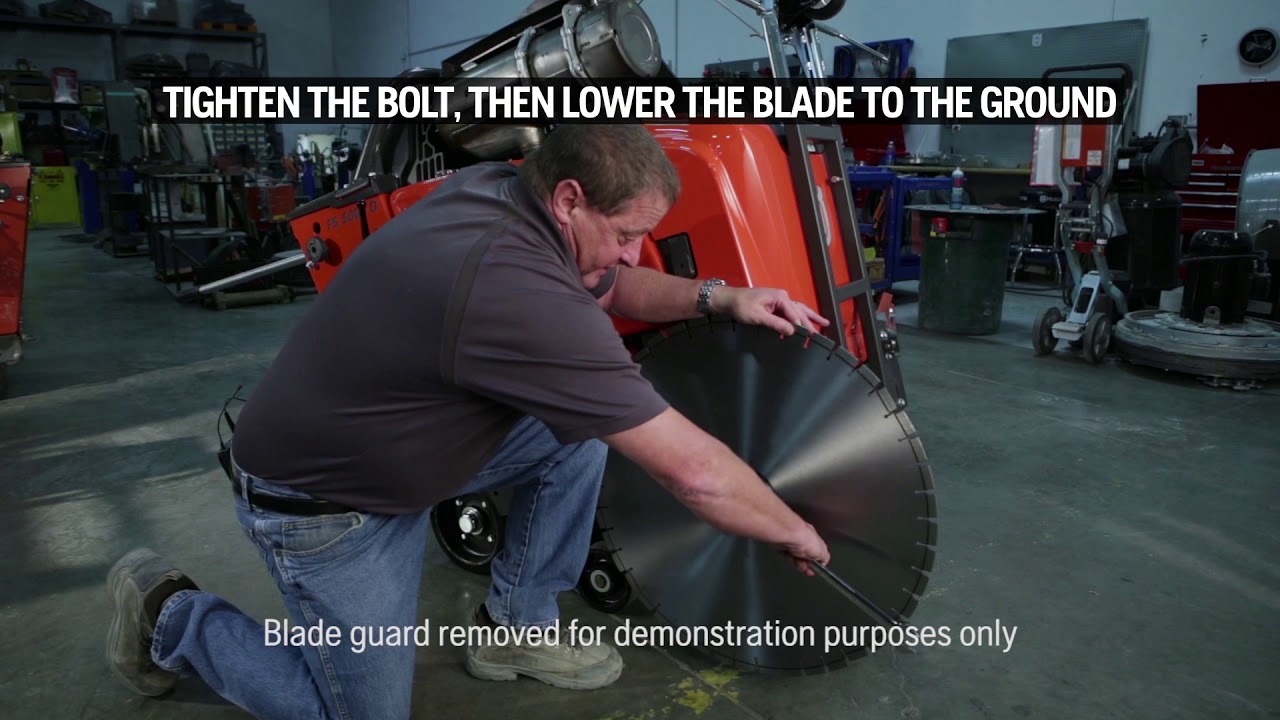 How to mount a blade on your Husqvarna FS 5000 and FS 7000 D/DL