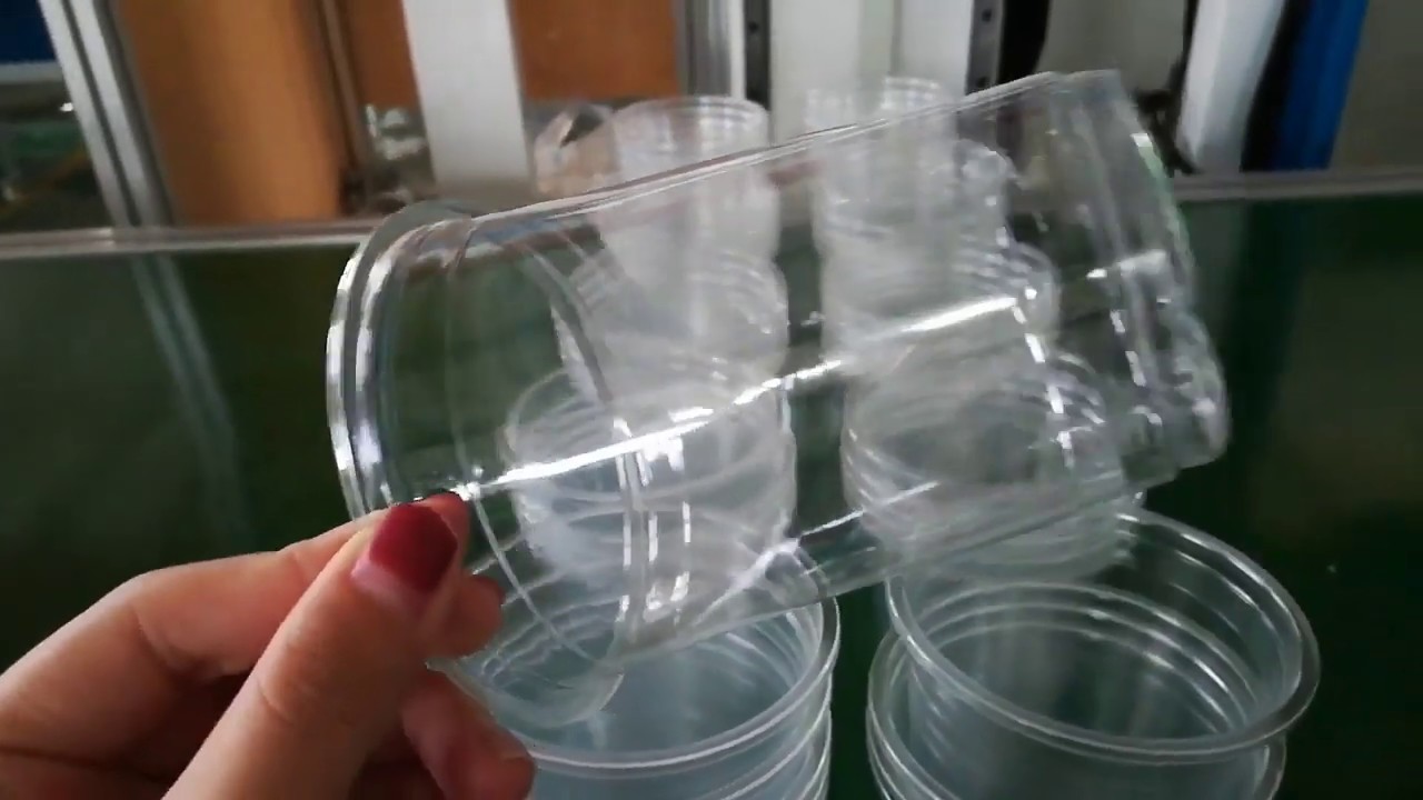 Maquina para hacer vasos de PET con robot apilador