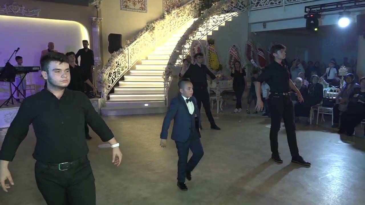Sünnet çocuğumuz ve annesinden dillere destan bir zeybek gösterisi