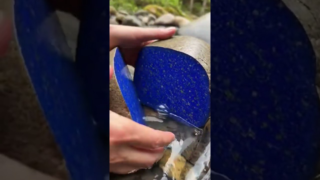 Расколотый речной камень открывает вид на глубокий синий лазурит.