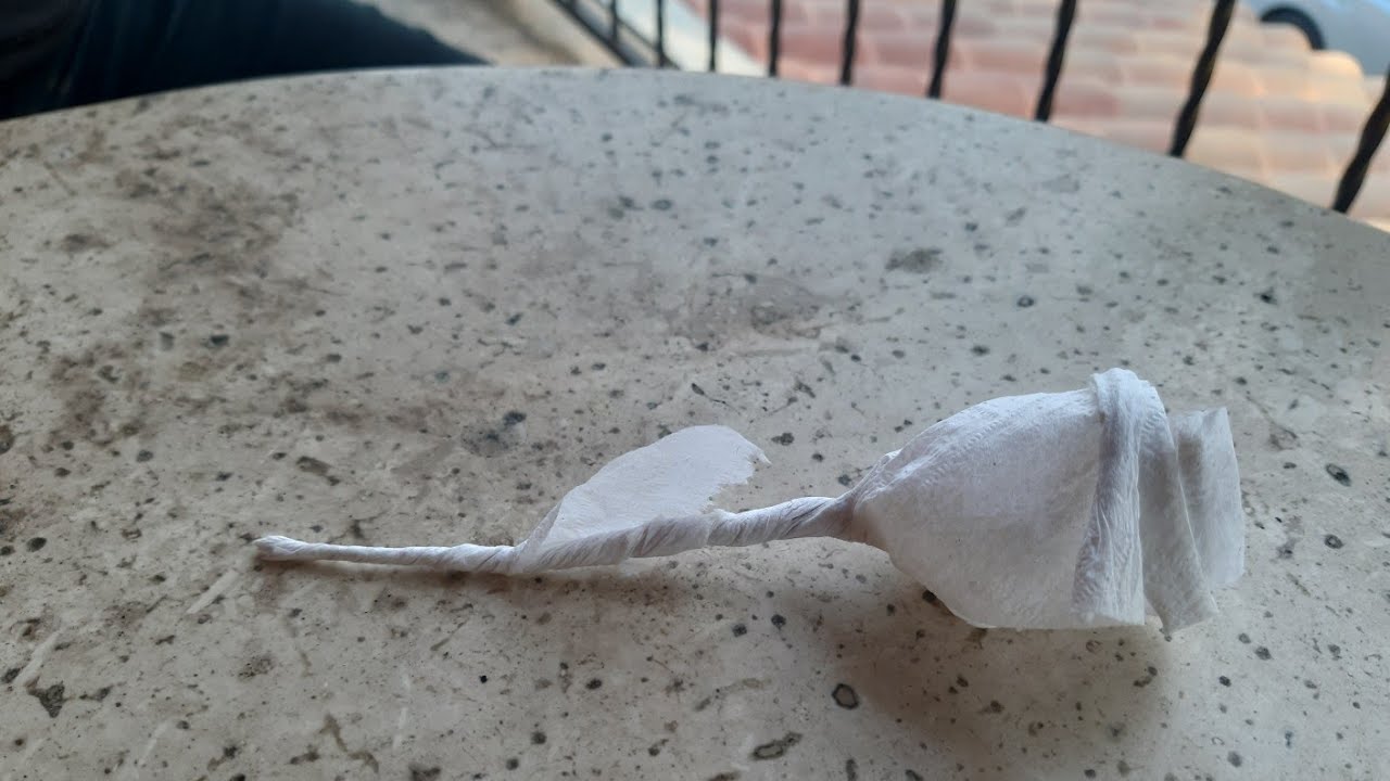 Como hacer una rosa con una servilleta