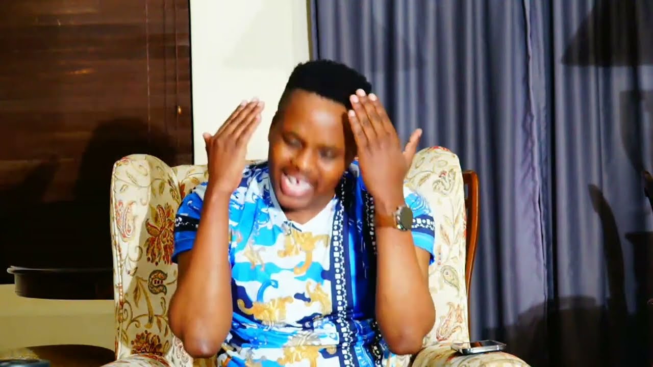 uKhuzani ugeqe amagula ngoMaskandi.