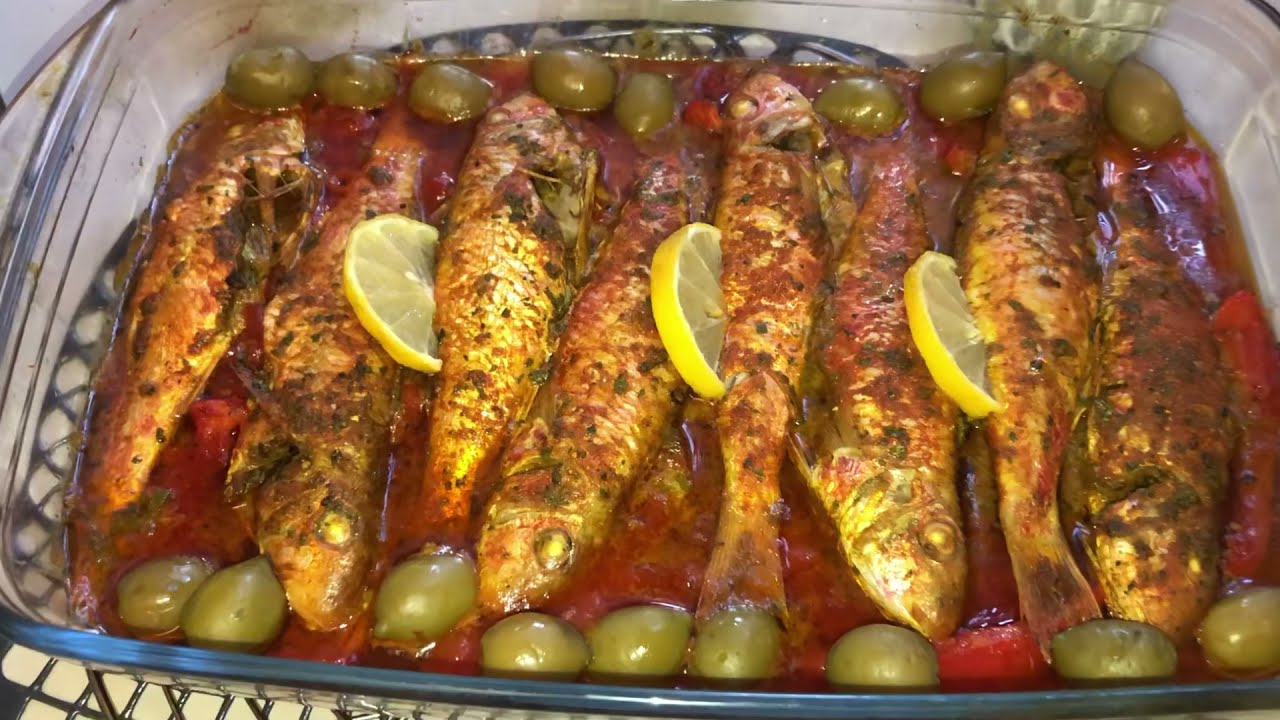 Poisson le rouget à la sauce tomates au four (سمك الروجي في الفرن بصلصة الطماطم)