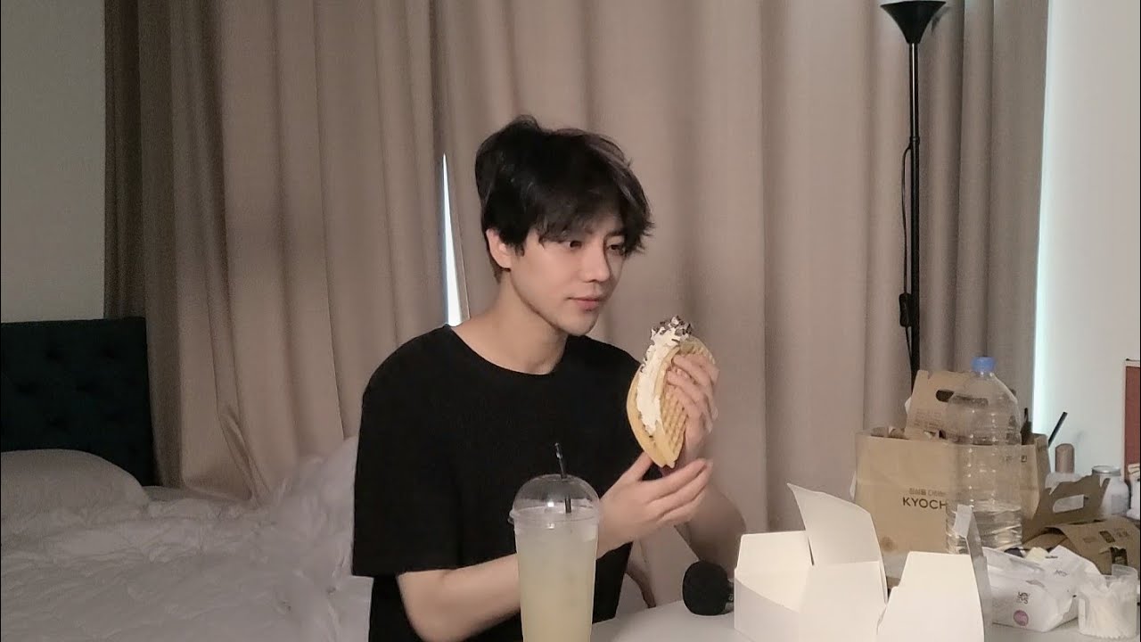 SUB)씻지도 않고 생크림와플 먹는 브이로그 먹방 일요일 아침감성 일상 TMI와 함께  MUKBANG VLOG ASMR Waffle