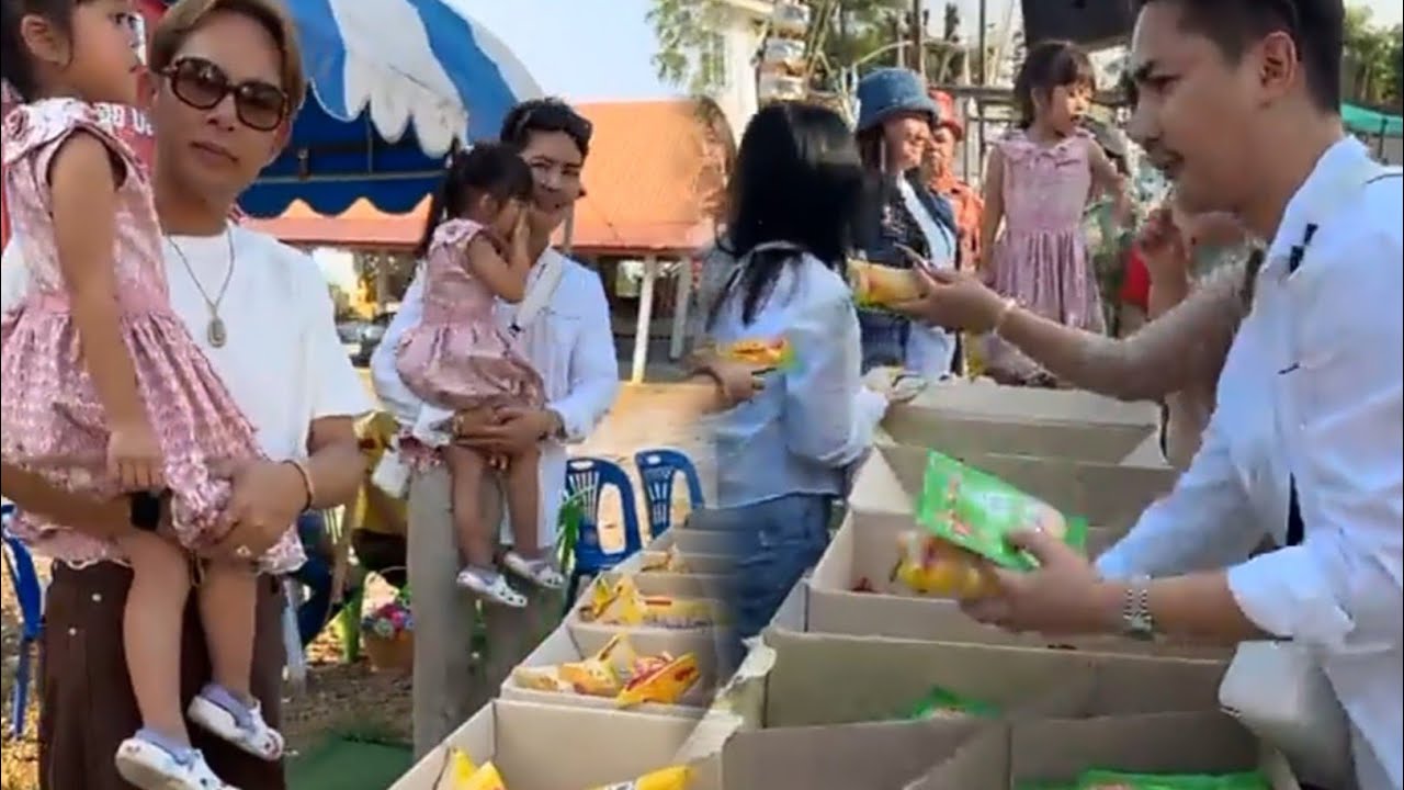น้องเพชรน้องพลอย ทำบุญร่วมกับครอบครัวและแฟนคลับ
