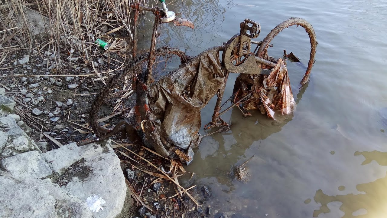 Magnet fishing s02e01 - The bicycle Cemetery