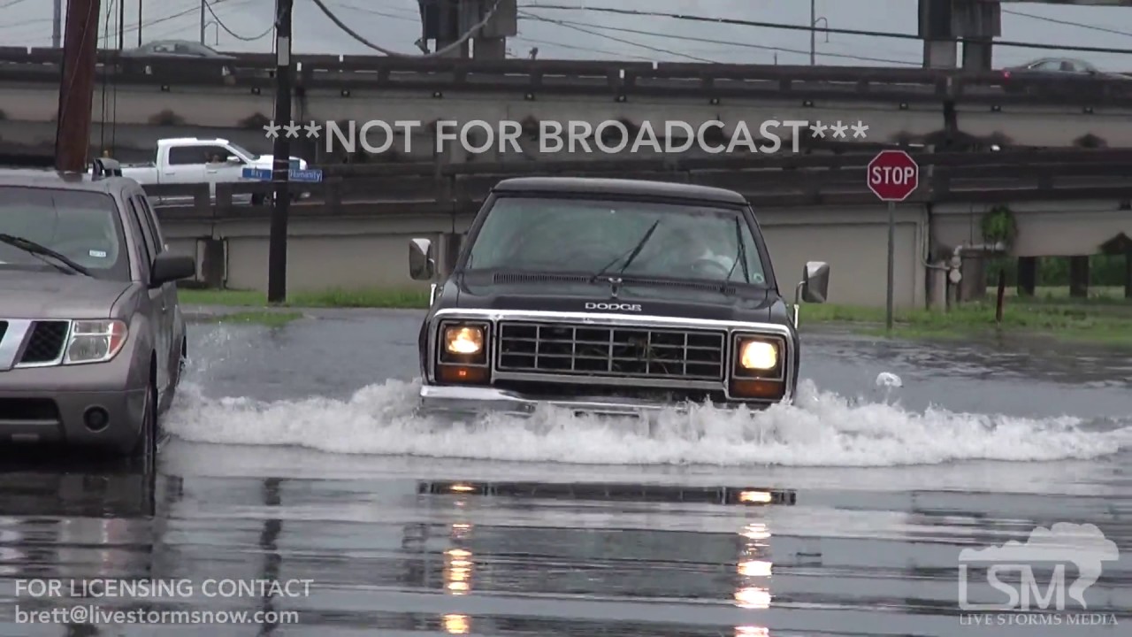 8-5-2017-New Orleans, La Flash Flooding, cars under water, deep water on roads, people walking
